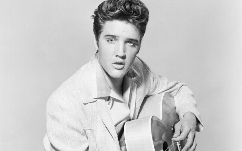 Svartvitt fotografi på Elvis Presley